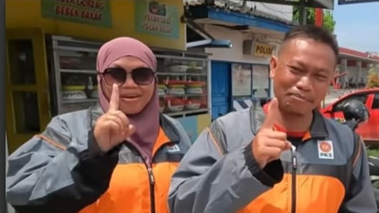 Pasangan suami istri Ari Yulianto dan Cahyani Trisnawati rela gowes 500 km Yogya-Jakarta untuk hadiri kampanye akbar Anies-cak Imin Sabtu (10/2/2024). (foto: nusantaratv.com/Ramses R. Manurung)