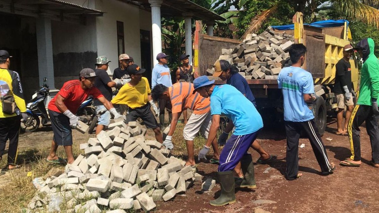 Bantuan paving untuk jalan warga diduga ditarik lagi oleh caleg di Banyuwangi/ist