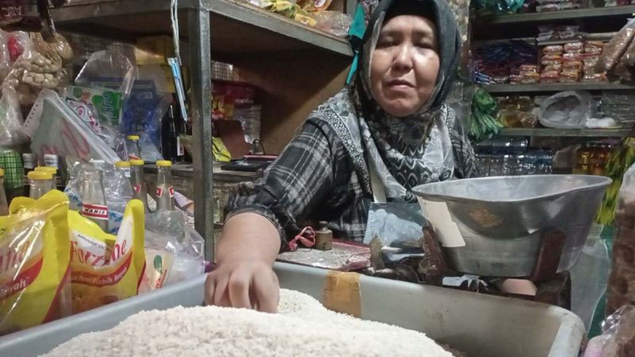 Ilustrasi - Salah seorang pedagang menunjukkan beras kualitas medium yang saat ini dijual dengan harga Rp15.000/kg di Pasar Sidodadi, Cilacap, Jawa Tengah, Rabu (31/1/2024). ANTARA/Sumarwoto
