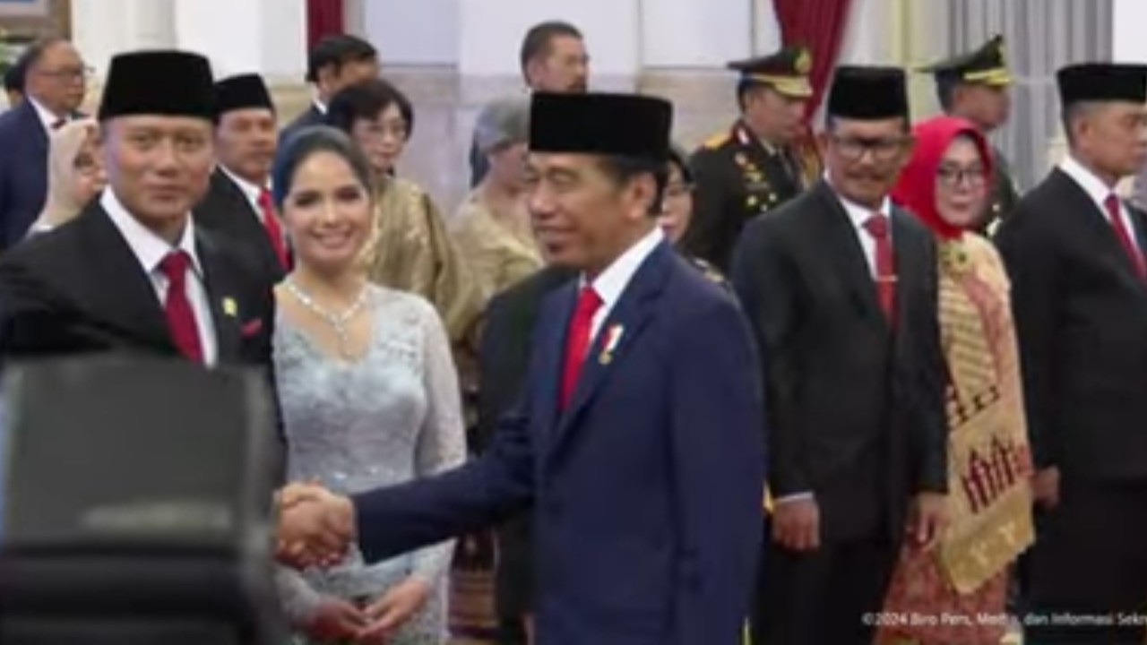 Presiden Jokowi menyalami AHY usai pelantikan. (YouTube Sekretariat Presiden)