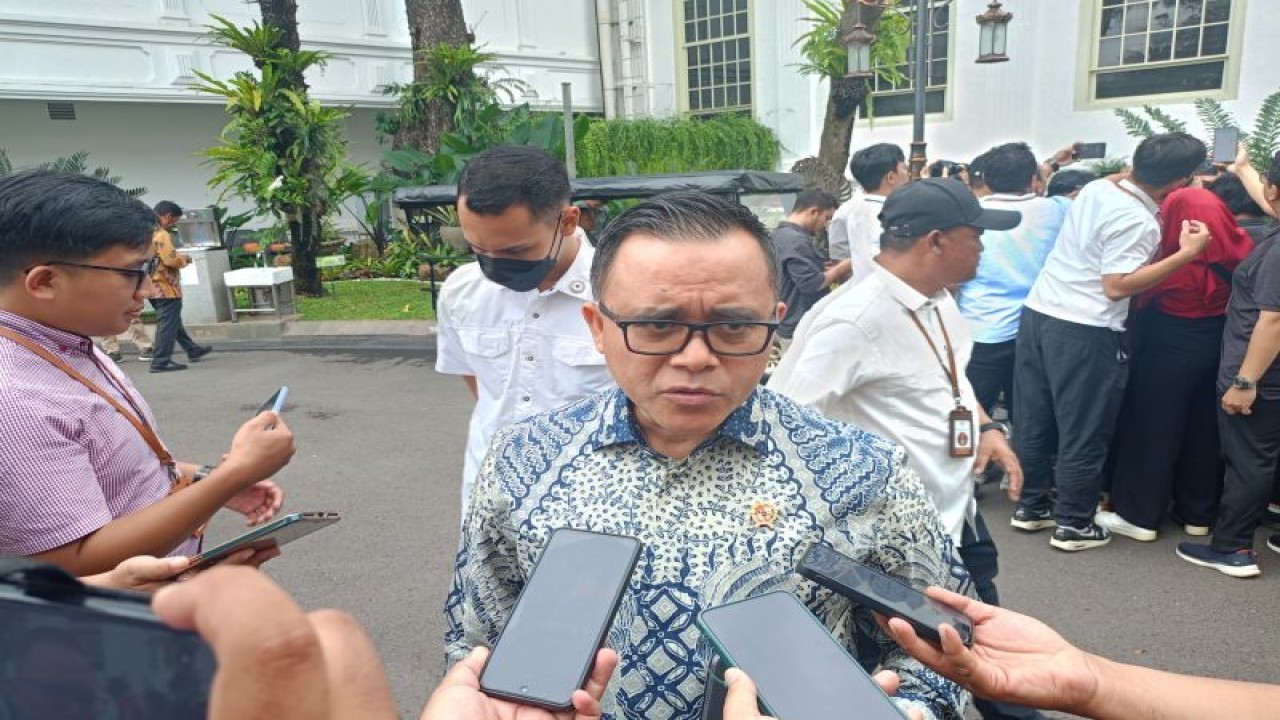 Menteri PANRB Abdullah Azwar Anas memberikan keterangan kepada wartawan di Istana Kepresidenan Jakarta, Senin (26/2/2024). ANTARA/Rangga Pandu Asmara Jingga