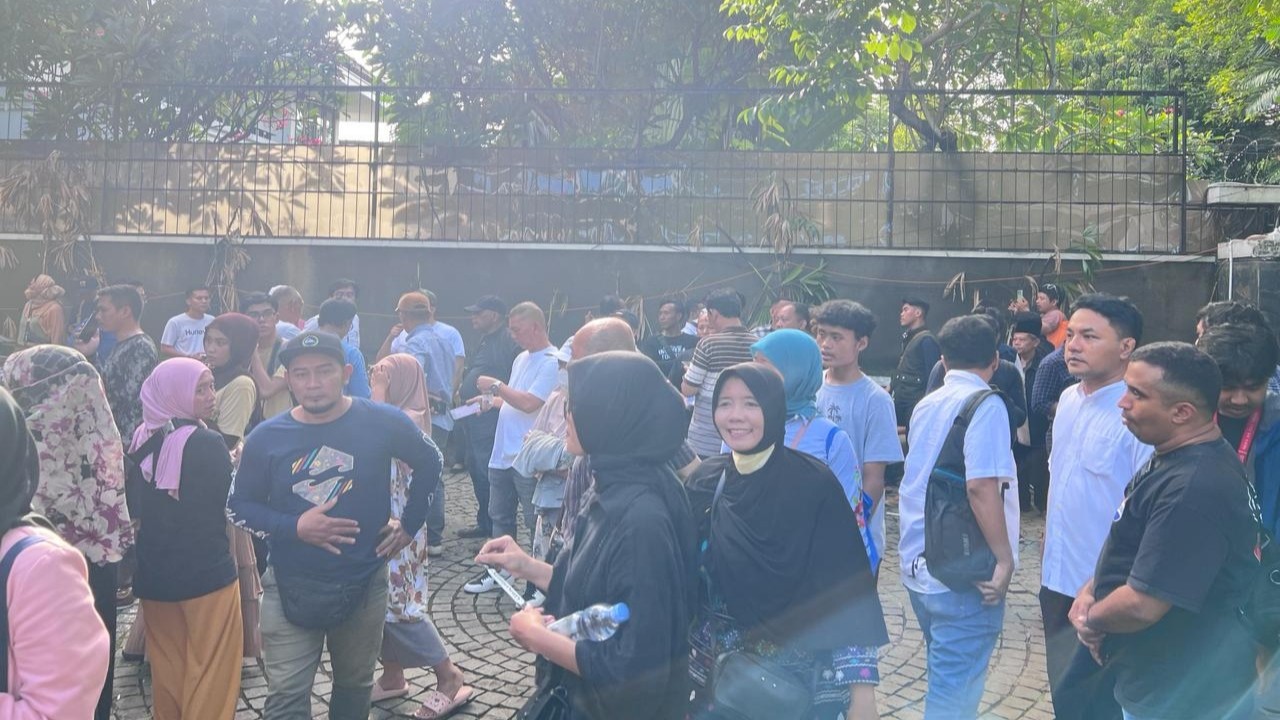 Pendukung AMIN yang berkumpul di rumah pemenangan Anies-Muhaimin di Jalan Diponegoro, Jakarta Pusat.