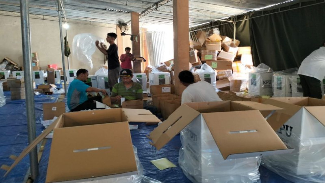 Pengepakan logistik Pemilu 2024 di gudang KPU Kabupaten Cilacap. ANTARA/HO-KPU Cilacap