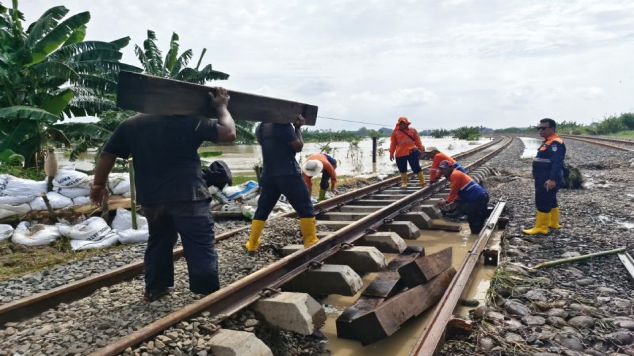 Petugas melakukan perbaikan jalur KA yang terendam banjir di rute antara Stasiun Gubug hingga Karangjati di Kabupaten Gobogan, Selasa (6/2/2024) (ANTARA/HO-KAI Daop Semarang)