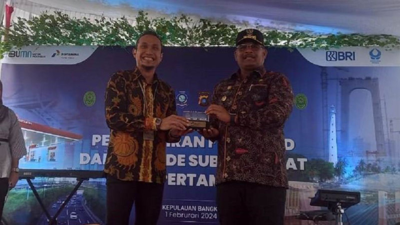 Manager Retail Sales Pertamina Sumbagsel Awan Raharjo (kiri) menyerahkan cindramata kepada Pj Gubernur Kepulauan Babel Safrizal ZA pada Peluncuran Pemblokiran Fuel Card Solar Bersubsidi My Pertamina bagi kendaraan pengguna solar bersubsidi mati pajak di Pangkalpinang, Kamis (1/2/2024). (ANTARA/HO-Aprionis)