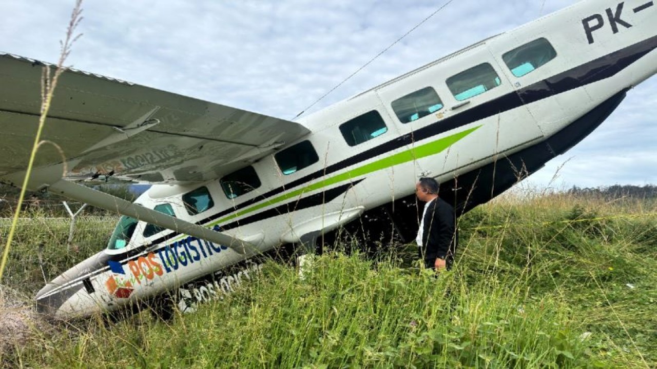 Pesawat jenis Caravan milik Smart Air dengan nomor penerbangan PK-SJN mengalami kecelakaan saat mendarat di bandara Aminggaru Distrik Erogama, Kabupaten Puncak, Papua Tengah, Senin (5/2/2024). (ANTARA/HO-Polres Puncak)