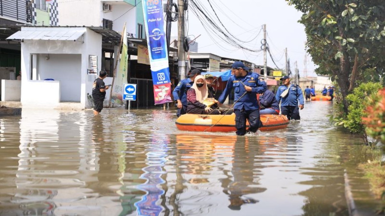 Petugas BPBD Kota Tangerang sedang melakukan evakuasi warga dari dampak banjir. ANTARA/HO-BPBD Kota Tangerang