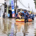 Petugas BPBD Kota Tangerang sedang melakukan evakuasi warga dari dampak banjir. ANTARA/HO-BPBD Kota Tangerang-1706771258