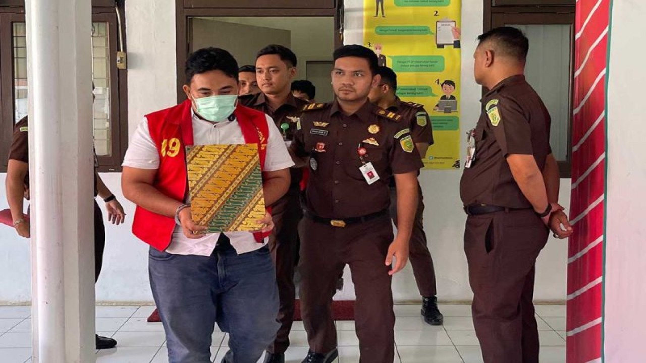 Petugas Kejari Aceh Besar mengawal tersangka dugaan korupsi pembangunan puskesmas di Aceh Besar. ANTARA/HO-Dok Kejari Aceh Besar