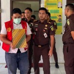 Petugas Kejari Aceh Besar mengawal tersangka dugaan korupsi pembangunan puskesmas di Aceh Besar. ANTARA/HO-Dok Kejari Aceh Besar-1707201741