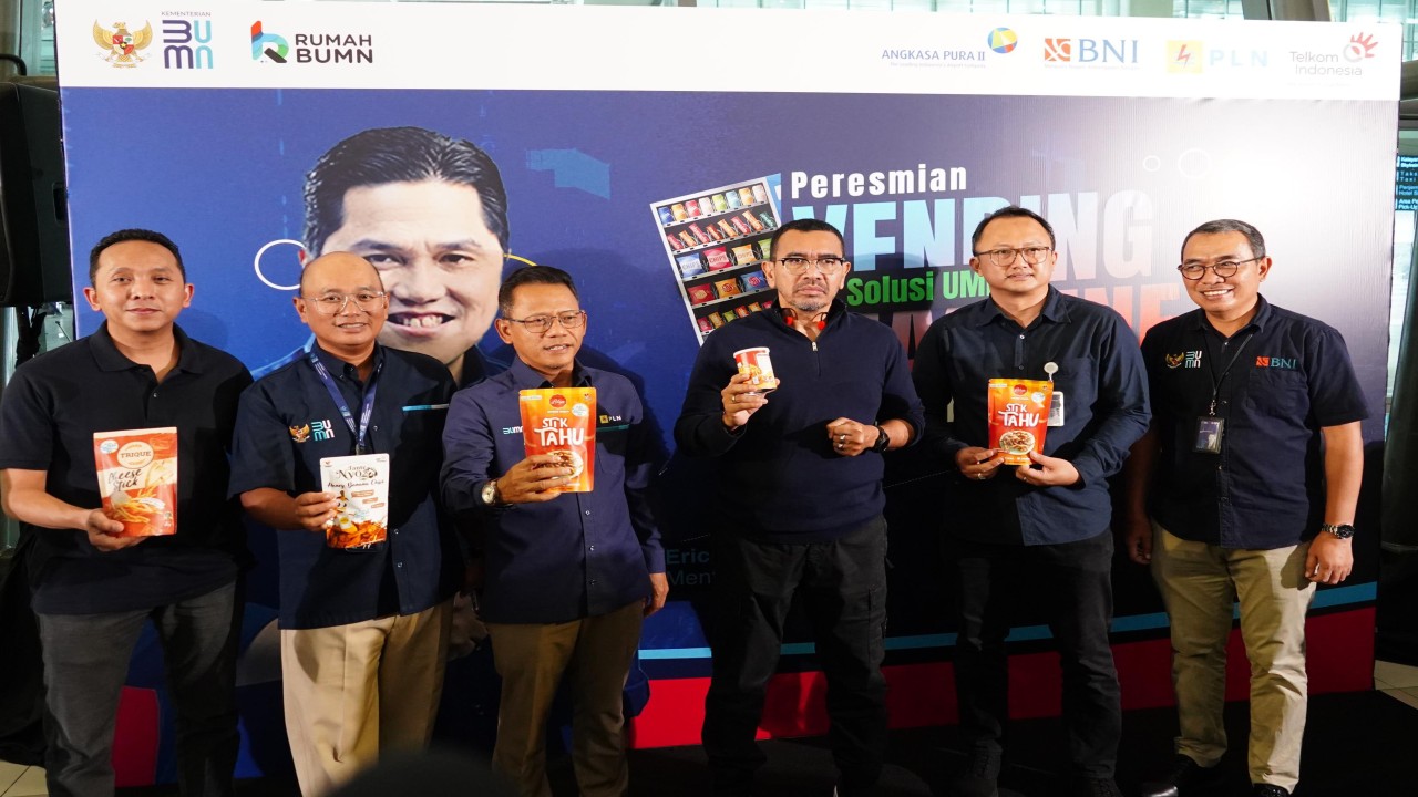 General Manager PLN UID Jakarta Raya, Lasiran (ketiga kiri) dan Staf Khusus III Menteri Badan Usaha Milik Negara (BUMN), Arya Sinulingga bersama jajaran manajemen Angkasa Pura II saat peresmian vending machina oleh-oleh khas Nusantara di Terminal 3 Bandara Soetta/ist