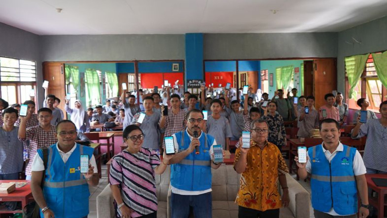 General Manager PLN UIW MMU Awat Tuhuloula (tengah) mengajak semua Guru dan Siswa/Siswi SMAN 13 Ambon untuk mendowload aplikasi PLN Mobile, saat edukasi tenaga listrik melalui program PLN goes to school, Kamis (29/2). ANTARA/ Ho- PLN UIW MMU.