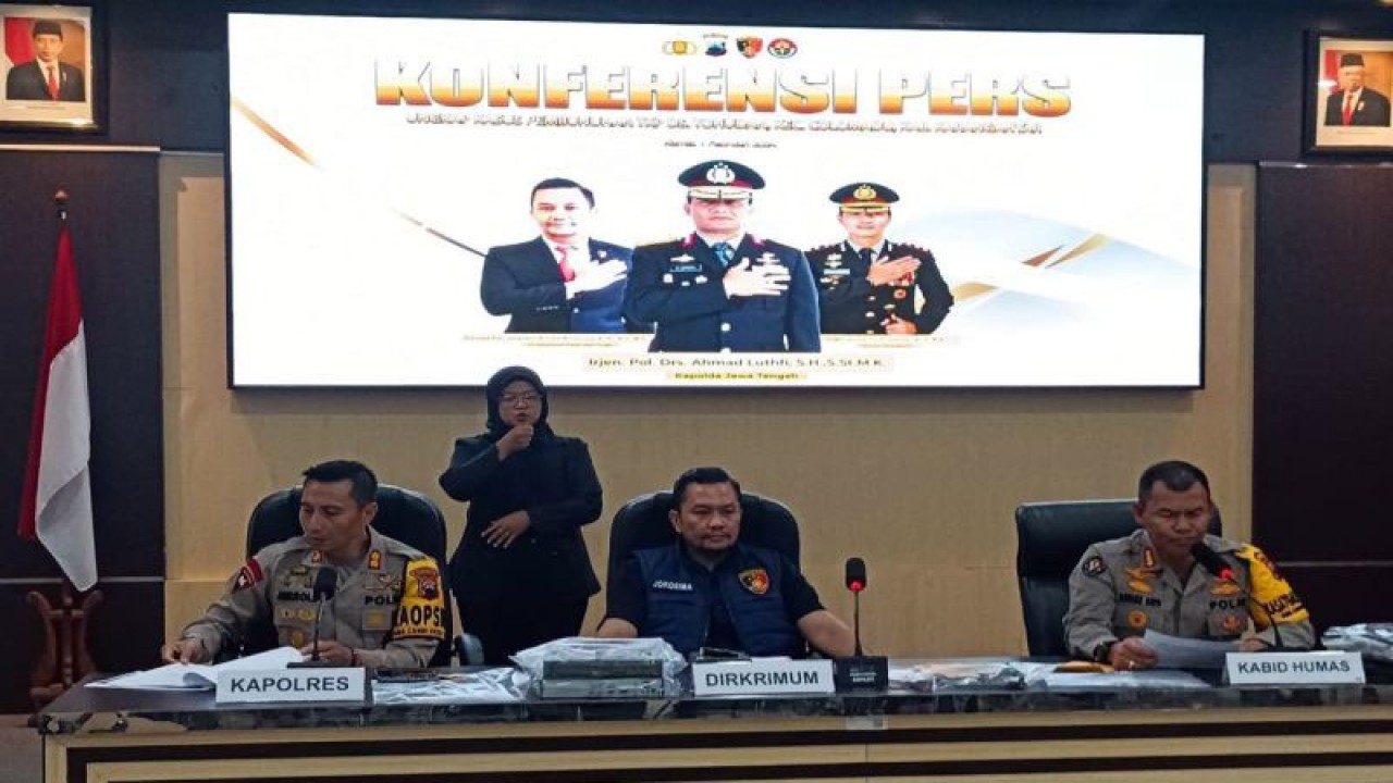 Dirreskrimum Polda Jateng, Kombes Pol Johanson Ronald Sinamora (tengah) bersama Kabid Humas Polda Jateng Kombes Pol Satake Bayu Setianto (kanan) dan Kapolres Karanganyar AKBP Jerrold Hendra Yosef Kumontoy (kiri), dalam jumpa pers di Mapolres Karanganyar, Kamis (1/2/2024). ANTARA/Bambang Dwi Marwoto.