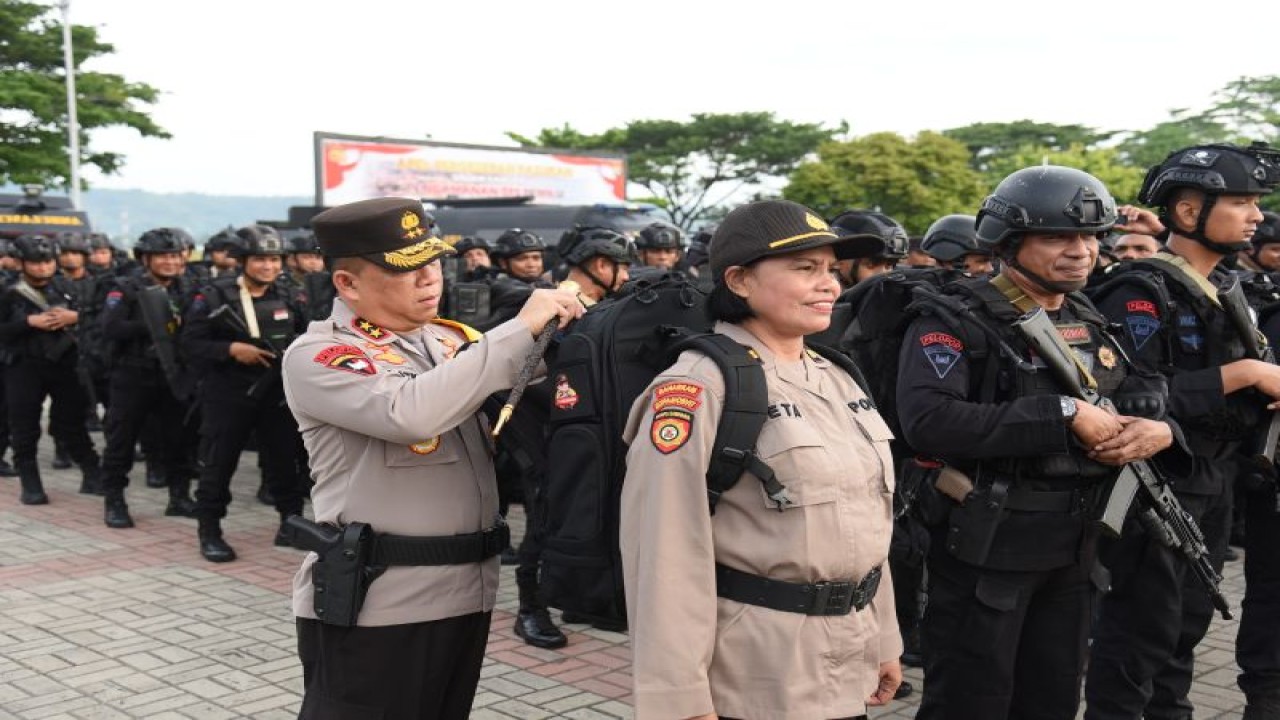 Kapolda Maluku Irjen Pol. Lotharia Latif mengecek kesiapan personel dan menyerahkan perlengkapan tambahan untuk pengamanan Pemilu, Ambon, . (ANTARA/Winda Herman)