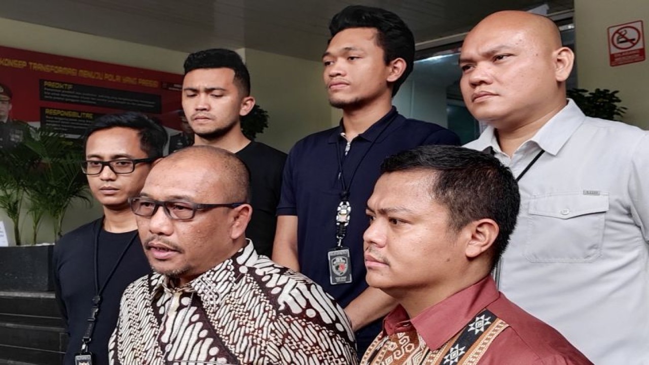 Kombes Pol Wira Satya Triputra bersama Kasubdit Jatanras AKBP Rovan Richard Mahenu. (Foto: ANTARA/Ilham Kausar)