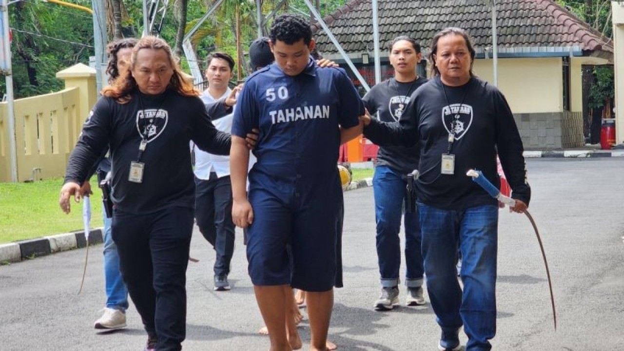 Anggota gangster pelaku tawuran dan penganiayaan dihadirkan saat pers rilis di Mapolrestabes Semarang, Senin (5/2/2024). (ANTARA/I.C. Senjaya)