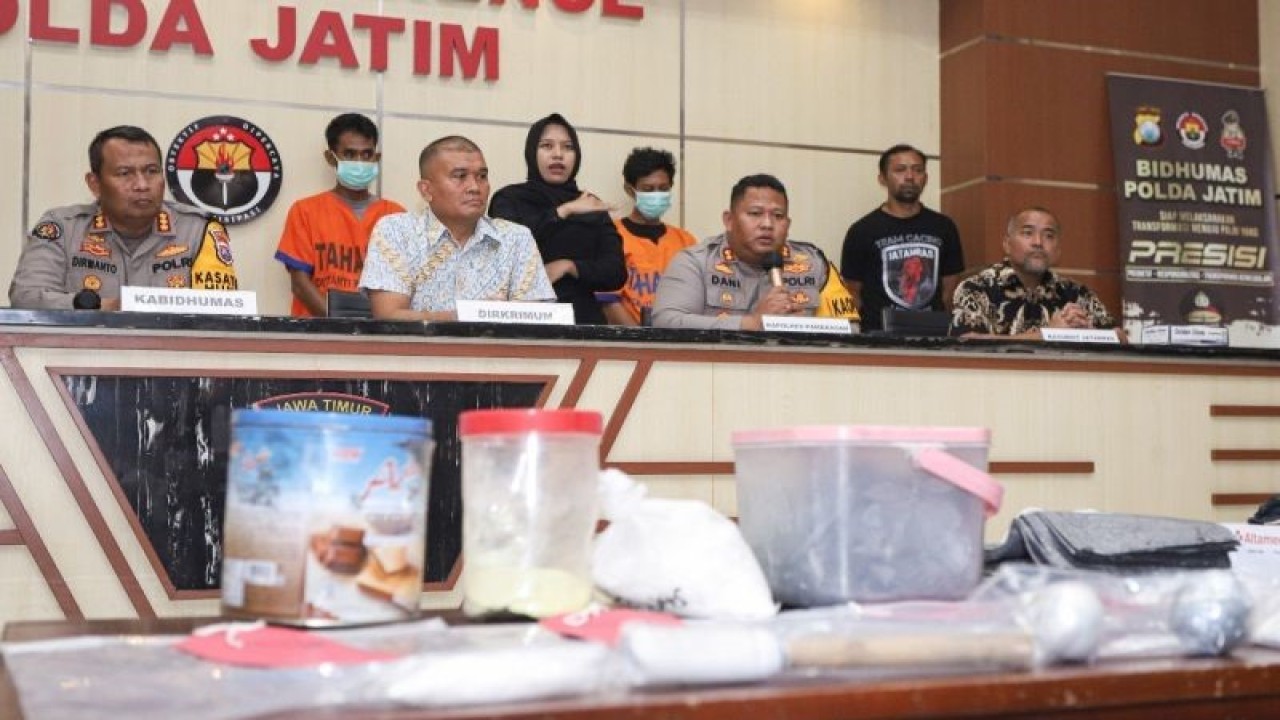 Polisi saat merilis penangkapan pelaku pelempar bom ikan di rumah seorang ketua kpps di Pamekasan. ANTARA/Rizal Hanafi