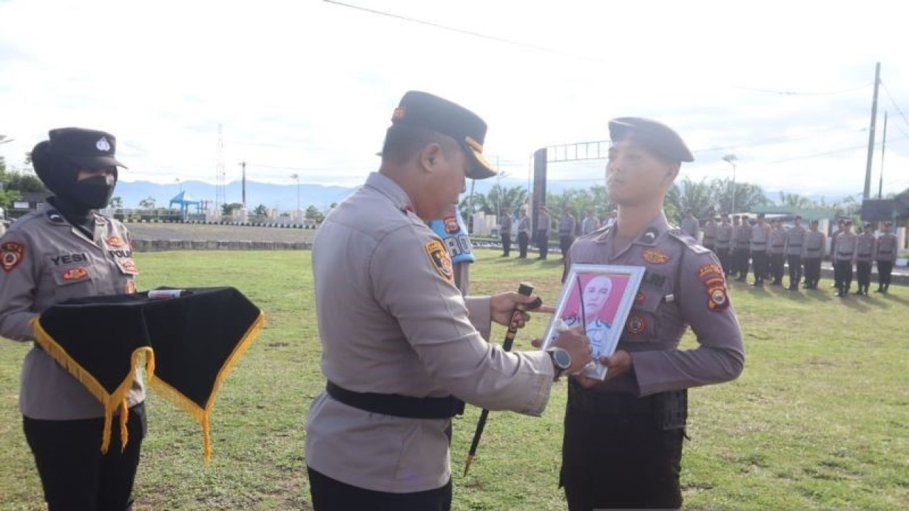 Kapolres Bengkulu Tengah AKBP Dedi Wahyudi saat menggelar upacara PDTH salah satu oknum yang tersangkut kasus narkoba. ANTARA/Anggi Mayasari