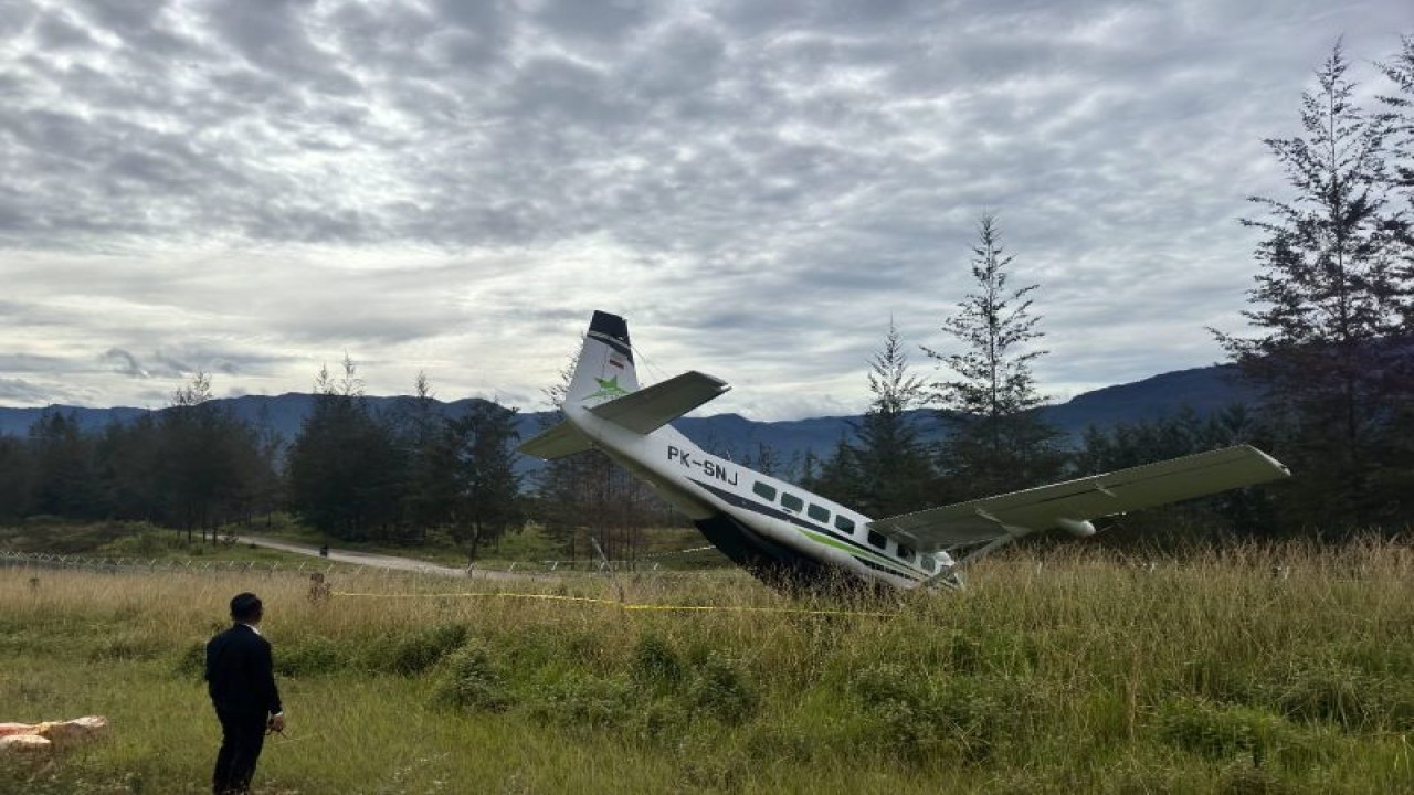 Pesawat Smart Air dengan registrasi PK-SNJ membawa 12 penumpang alami kecelakaan sesaat setelah mendarat di Bandara Aminggaru, Puncak, Papua, Senin (5/2/2024). ANTARA/HO-Humas Polda Papua