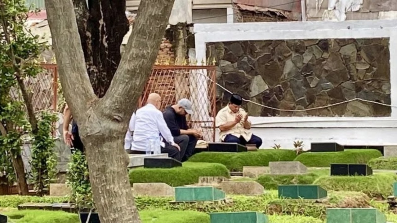 Capres Prabowo Subianto saat ziarah ke makam ayahnya, Soemitro Djojohadikusumo di TPU Karet Bivak, Tanah Abang, Jakarta Pusat.