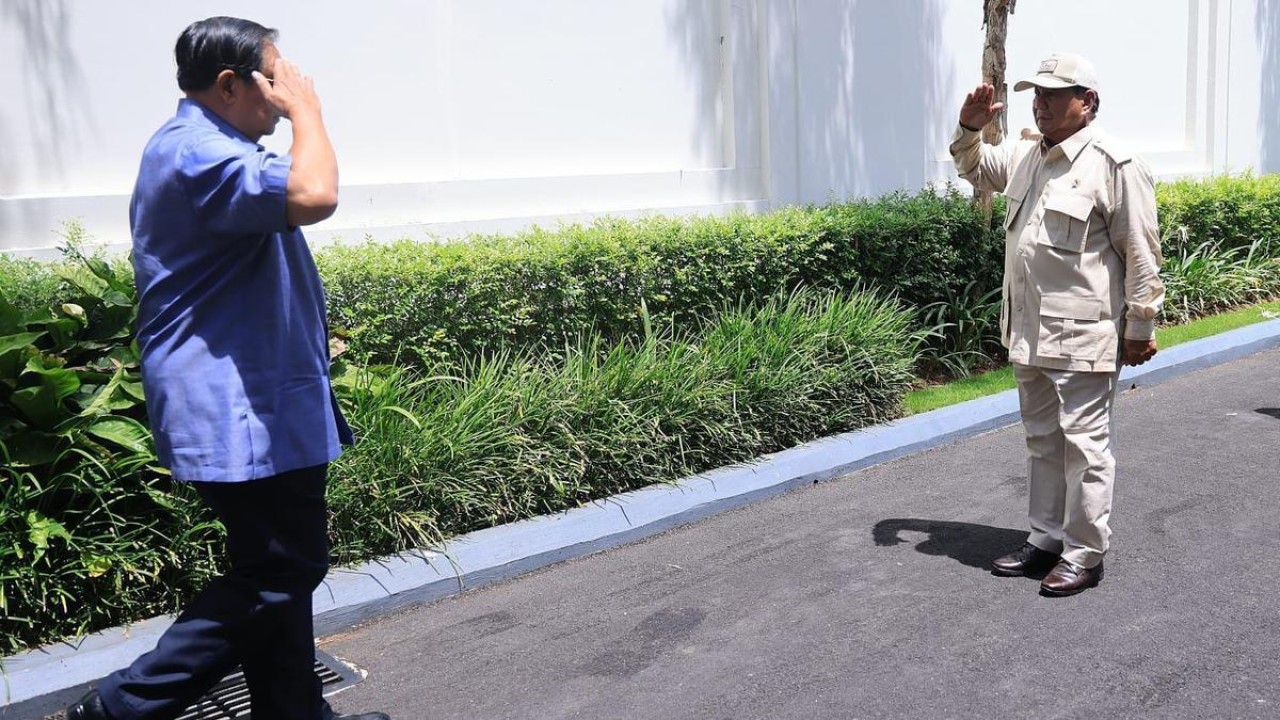 Capres sekaligus Menhan Prabowo Subianto dan Ketua Majelis Tinggi Partai Demokrat Susilo Bambang Yudhoyono (SBY) saling memberi hormat saat bertemu di Pacitan, Jawa Timur/ist