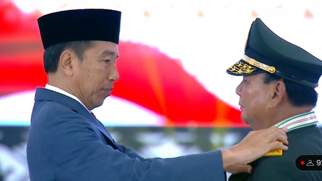 Presiden Jokowi saat menyematkan tanda pangkat baru kepada Menteri Pertahanan Prabowo Subianto. (YouTube Kemhan)