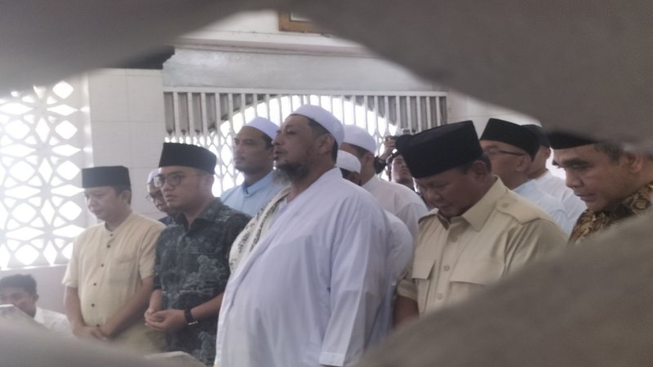 Calon Presiden RI Prabowo Subianto (kanan), Pengasuh Majelis Taklim Al-Habsyi Kwitang Jakarta Habib Ali bin Abdurrahman Al-Habsyi (tengah) dan Dahnil Anzar Simanjuntak (kiri) di makam Habib Ali Kwitang di Masjid Al-Riyady Kwitang, Jakarta Pusat, Jumat (16/2/2024). ANTARA/Walda Marison