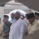 Prabowo disambut warga kala berziarah ke makam Habib Ali di Kwitang-1708076511