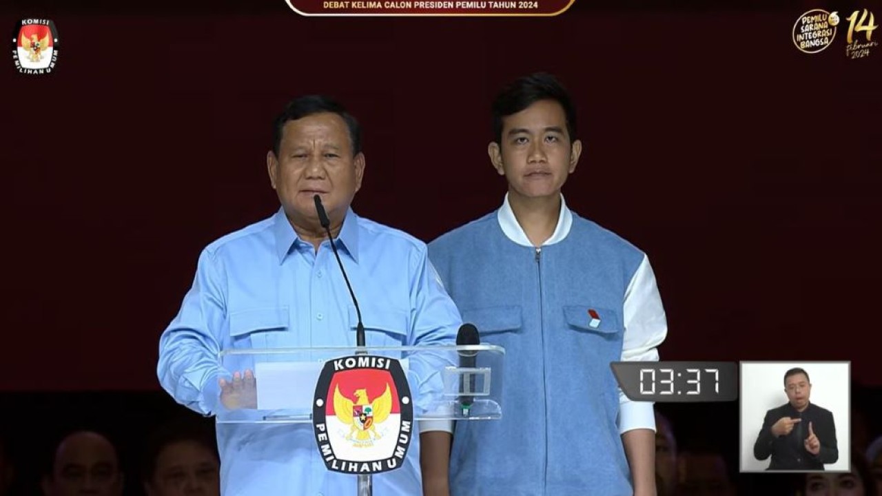 Capres nomor urut 2 Prabowo Subianto menyampaikan pernyataan penutup dalam debat kelima capres Pemilu 2024 didampingi cawapres Gibran Rakabuming Raka. (Tangkapan layar YouTube KPU RI).