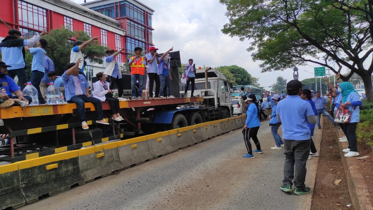 Pendukung Prabowo-Gibran berjoget dan bernyanyi bersama di tengah kemacetan.