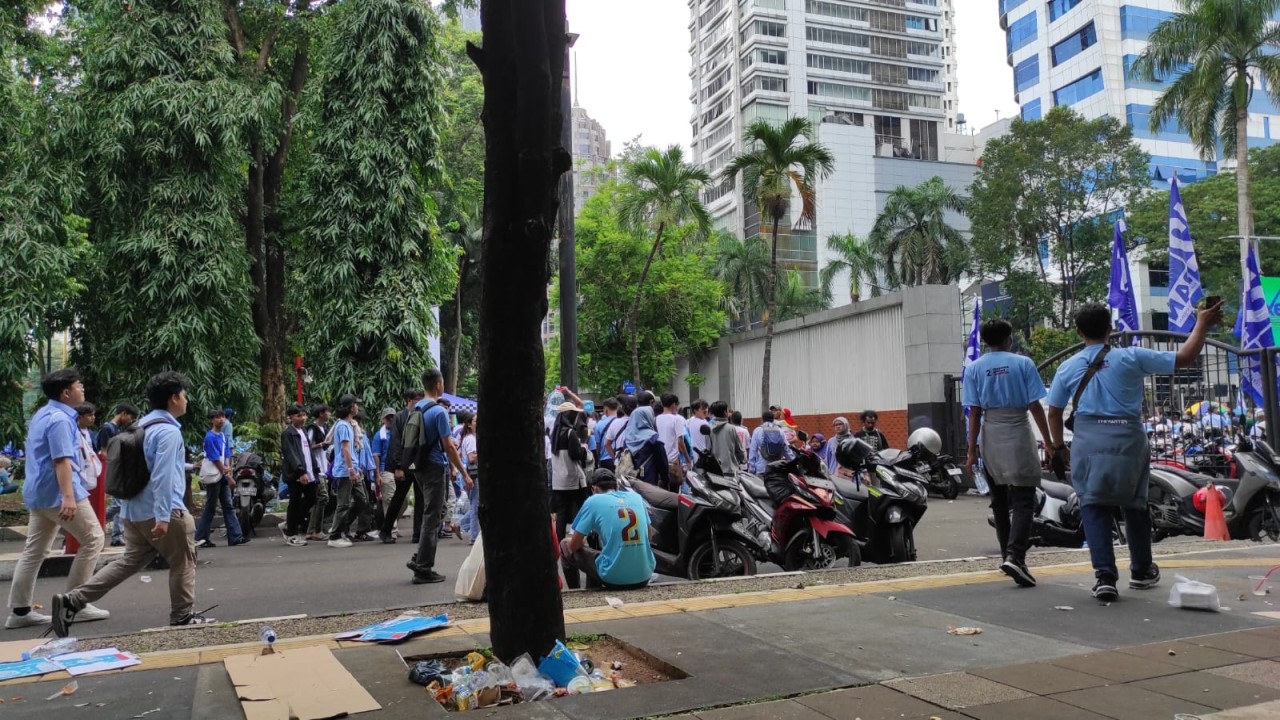 Pendukung Prabowo-Gibran yang berangsur meninggalkan kawasan GBK, Senayan, Jakarta.