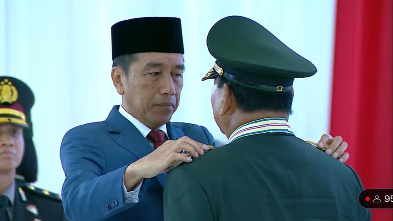 Penyematan tanda pangkat Prabowo oleh Presiden Jokowi. (YouTube Kemhan)