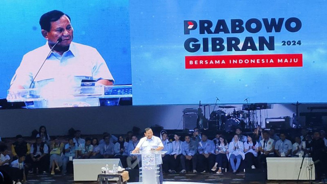 Calon Presiden RI Prabowo Subianto memberikan orasi dalam acara Apel Akbar Tim Kampanye Nasional (TKN) Muda di Jakarta, Jumat (2/2/2024). ANTARA/Nadia Putri Rahmani