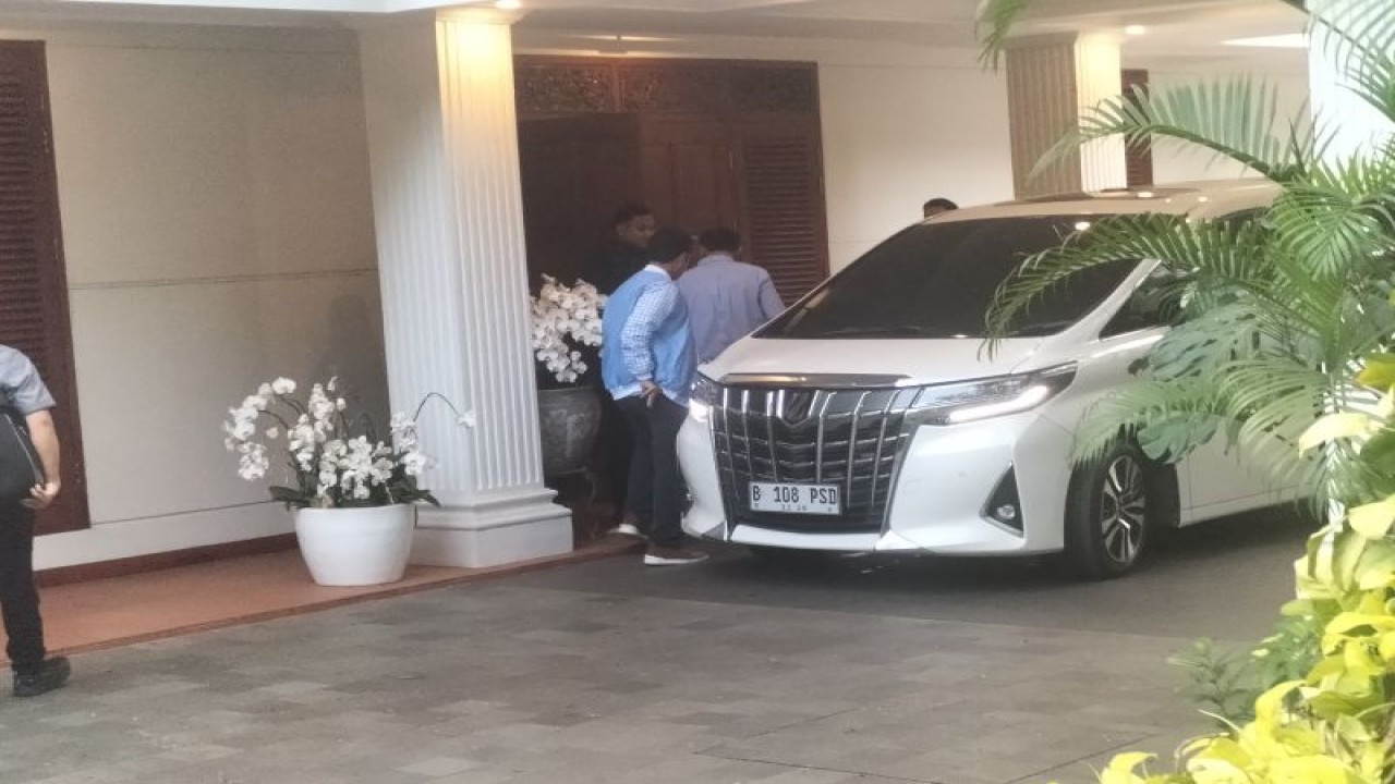 Dokumentasi cuplikan kedatangan calon presiden, Prabowo Subianto, di rumah pribadinya di Jalan Kartanegara, Jakarta Selatan, Minggu (4/2/2024). ANTARA/Walda