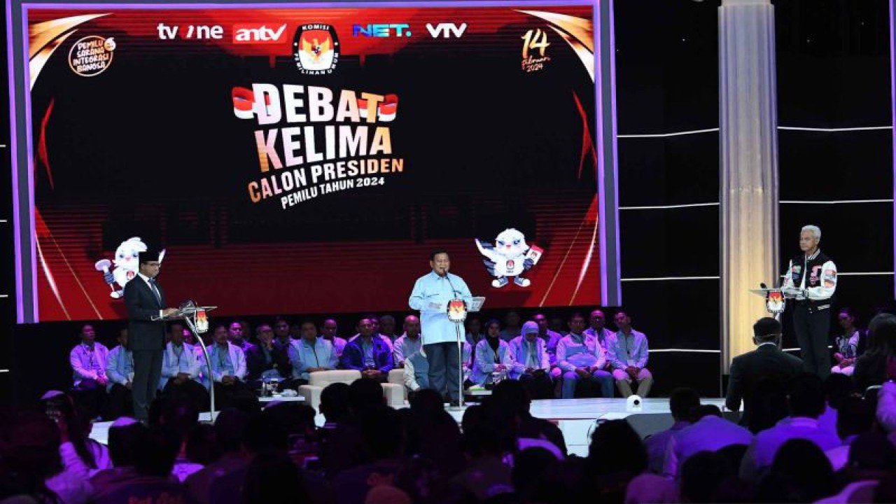 Capres RI Prabowo Subianto (tengah) menyampaikan pandangannya disaksikan Capres RI Anies Baswedan (kiri) dan Capres RI Ganjar Pranowo (kanan) saat debat kelima Pilpres 2024 di Balai Sidang Jakarta Convention Center (JCC) Senayan, Jakarta, Minggu (4/2/2024). ANTARA FOTO/Aditya Pradana Putra/nym.