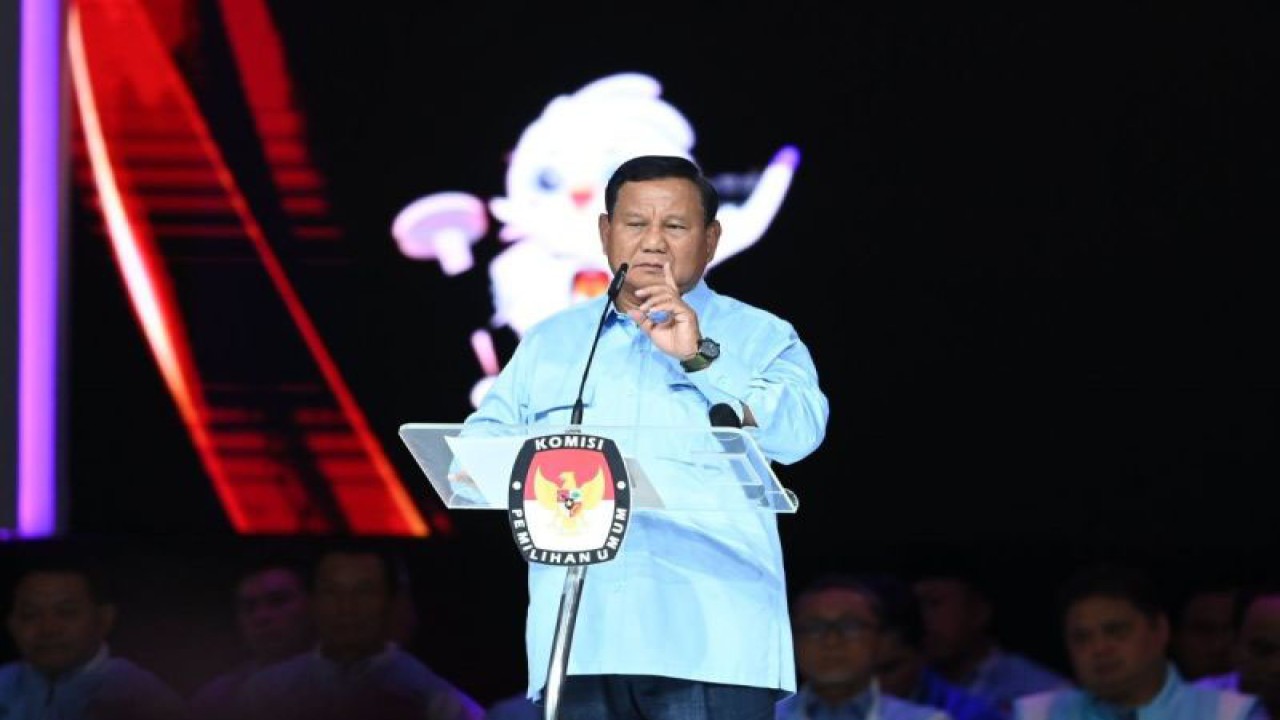 Capres RI Prabowo Subianto menyampaikan pandangannya saat debat kelima Pilpres 2024 di Balai Sidang Jakarta Convention Center (JCC), Senayan, Jakarta, Minggu (4/2/2024). ANTARA FOTO/M. Risyal Hidayat/aww.