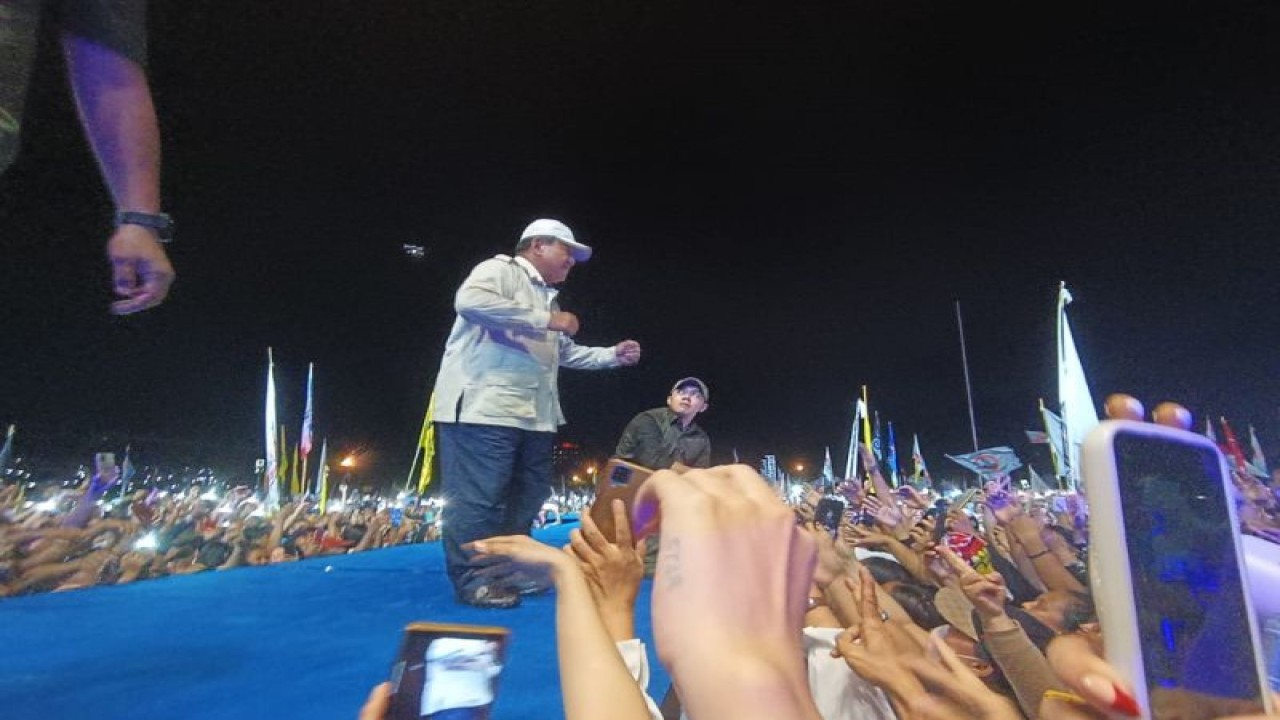 Capres Prabowo berjoged di atas panggung menyapa pendukung saat tiba di Lapangan KONI Sario Manado, sebelum melakukan orasi, Senin (5/2/2024). ANTARA/Karel A Polakitan