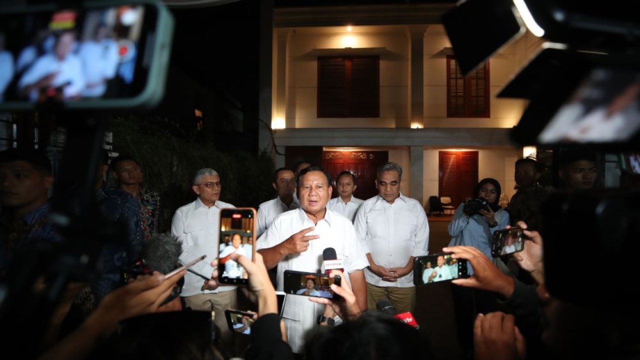 Capres nomor urut 2, Prabowo Subianto merayakan HUT ke-16 Partai Gerindra yang digelar secara sederhana di kediamannya di Jalan Kertanegara Nomor 4, Jakarta Selatan (Jaksel), Selasa (6/2/2024). (Foto: Istimewa)