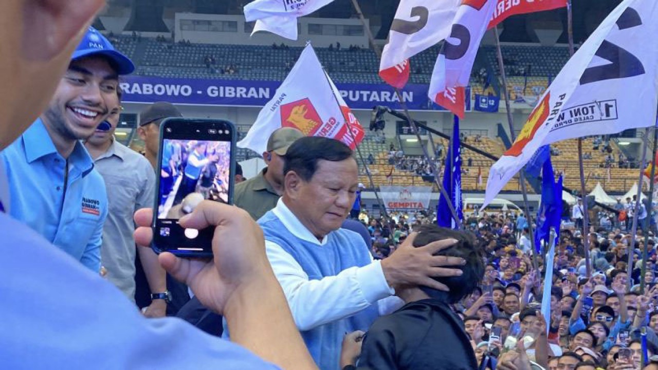 Calon presiden nomor urut 2 Prabowo Subianto mendatangi salah satu anak saat kampanye akbar di Stadion Gelora Bandung Lautan Api, Kota Bandung, Kamis (8/2/2024). (ANTARA/Rubby Jovan)