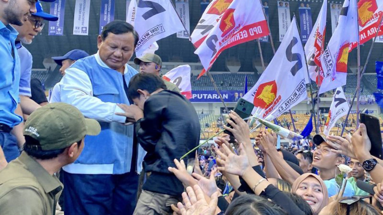 Calon Presiden RI Prabowo Subianto mendatangi salah satu anak saat kampanye akbar di Stadion Gelora Bandung Lautan Api, Kota Bandung, Kamis (8/2/2024).(ANTARA/Rubby Jovan