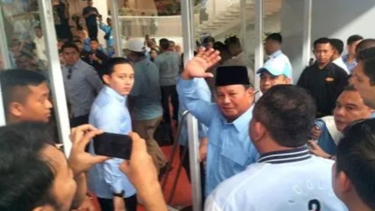 Kedatangan Prabowo Subianto Paslon nomor urut 3 disambut meriah para pendukungnya di SUGBK Sabtu (10/2/2024). (foto: Antara)