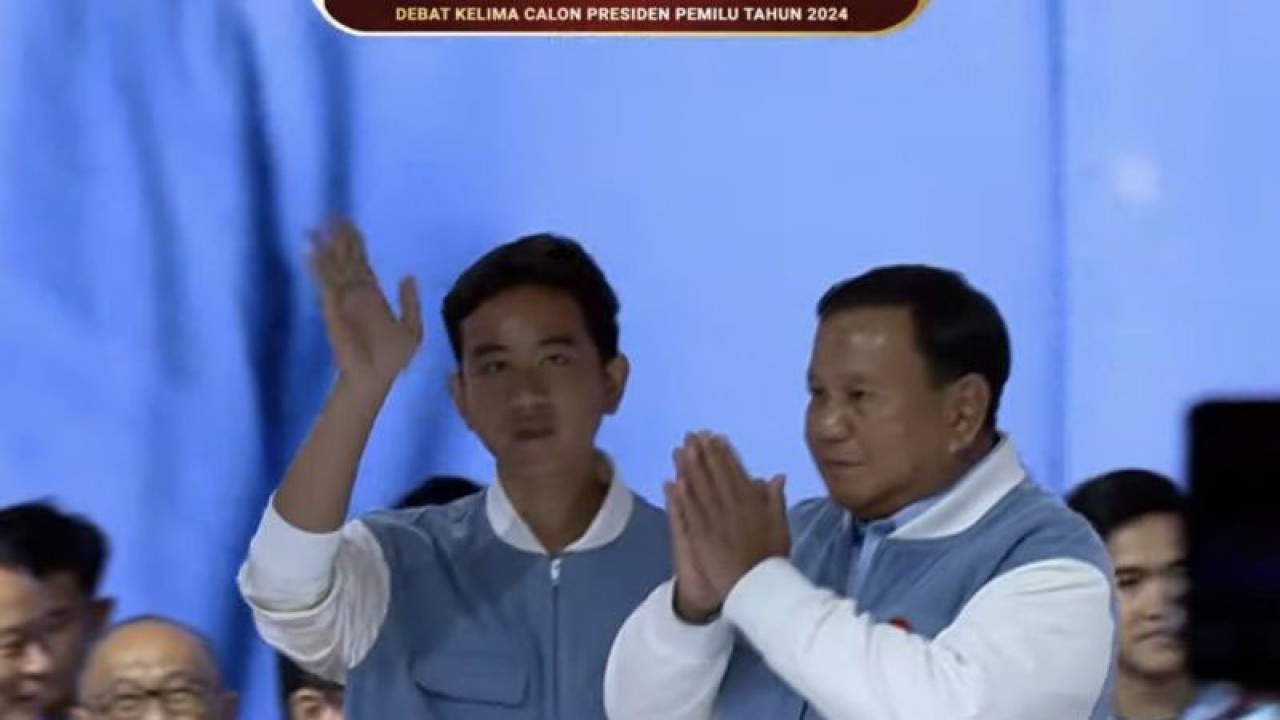 Pasangan calon presiden dan wakil presiden nomor urut 2 Prabowo Subianto dan Gibran Rakabuming Raka terlihat tampil berbeda dalam balutan jaket yang didominasi warna biru langit dan putih ketika menghadiri debat kelima capres di JCC, Jakarta, Minggu (4/2/2024) malam. ANTARA/Youtube-KPU RI