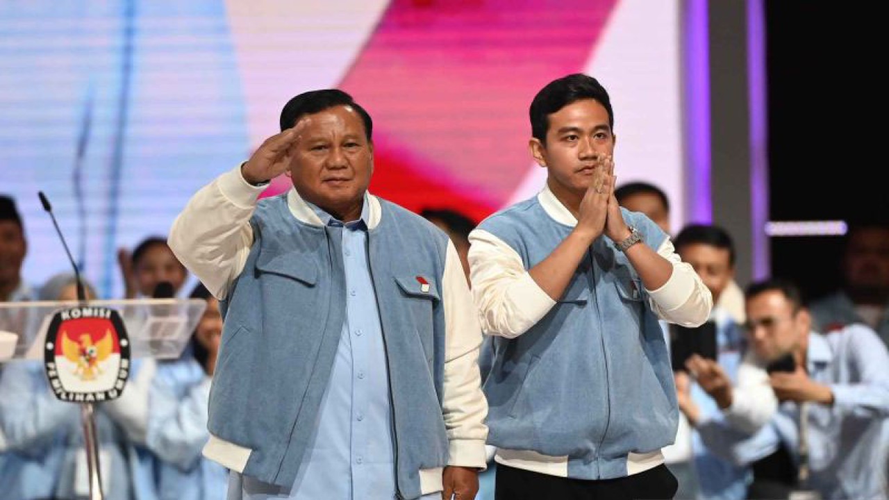 Pasangan Calon Presiden dan Wakil Presiden RI Prabowo Subianto (kiri) dan Gibran Rakabuming Raka tiba di lokasi debat kelima Pilpres 2024 di Balai Sidang Jakarta Convention Center (JCC) Senayan, Jakarta, Minggu (4/2/2024). ANTARA FOTO/Aditya Pradana Putra/nym.