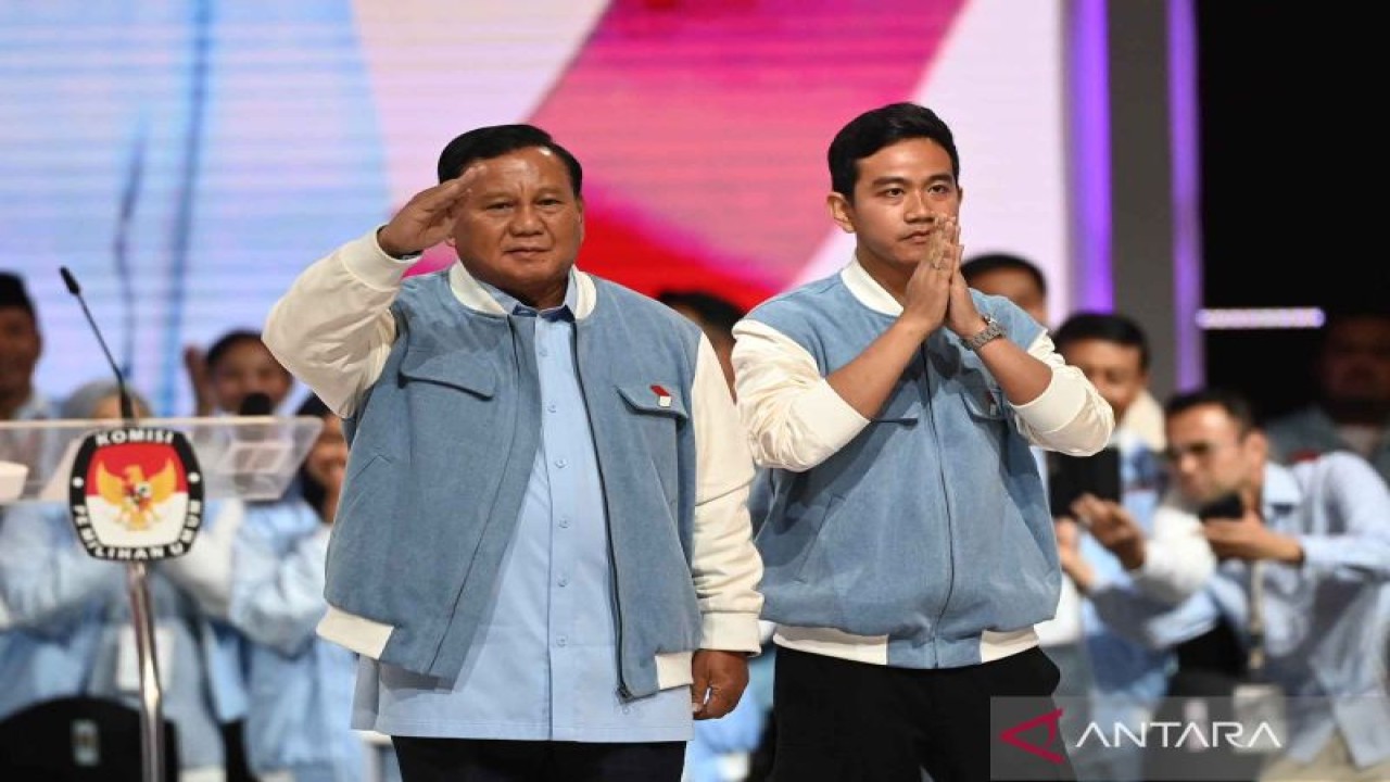 Capres-cawapres nomor urut 2 Prabowo Subianto (kiri) dan Gibran Rakabuming Raka tiba di lokasi debat kelima Pilpres 2024 di Balai Sidang Jakarta Convention Center (JCC) Senayan, Jakarta, Minggu (4/2/2024) malam. ANTARA FOTO/Aditya Pradana Putra/nym.