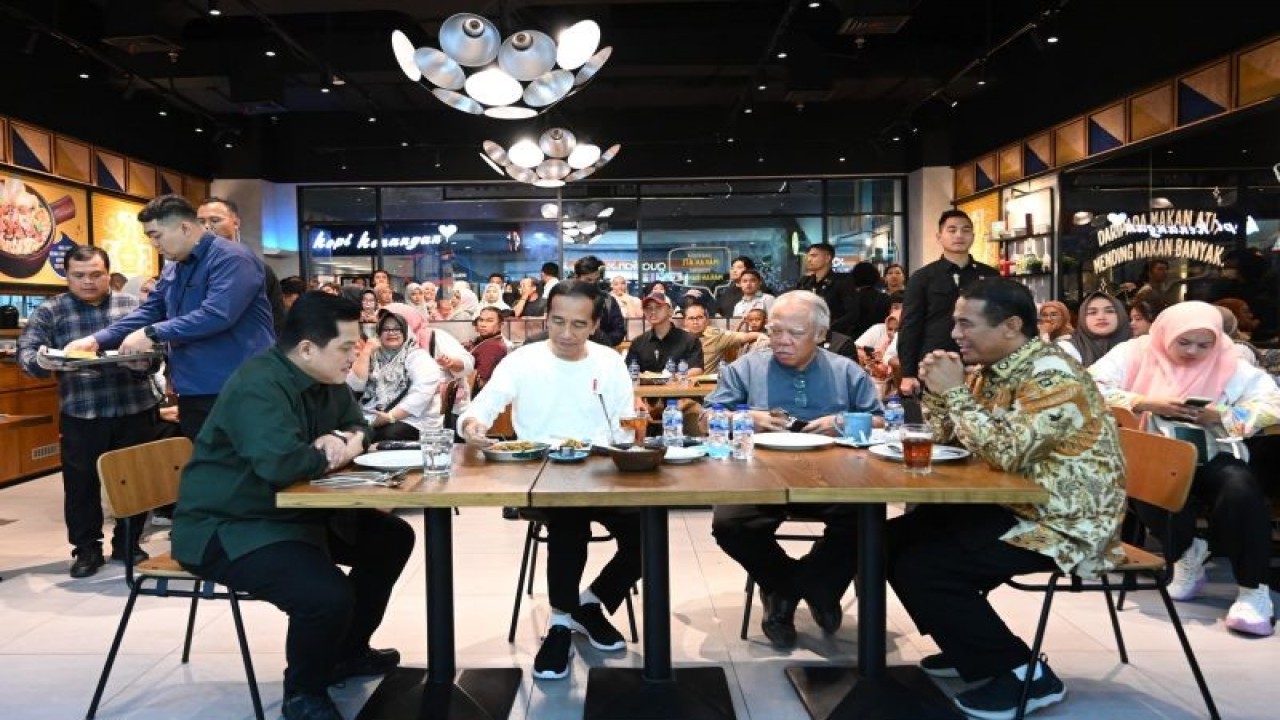 Presiden Joko Widodo bersama para menteri makan malam di pusat perbelanjaan di Makassar, Rabu (21/2/2024) malam. ANTARA/HO-BPMI Setpres