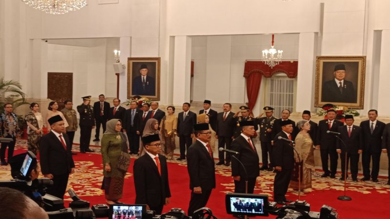 Para anggota Komisi Kejaksaan RI masa jabatan 2024-2028, mengucapkan sumpah janji di hadapan Presiden Joko Widodo, di Istana Negara, Jakarta, Rabu (21/2/2024). ANTARA/Rangga Pandu Asmara Jingga