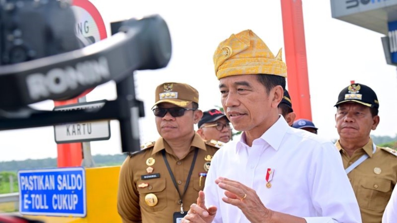 Presiden Joko Widodo saat memberikan keterangan pers di sela-sela kunjungan kerja di Kabupaten Batubara, Sumatera Utara, Rabu (7/2/2024). (ANTARA/HO-BPMI Setpres)