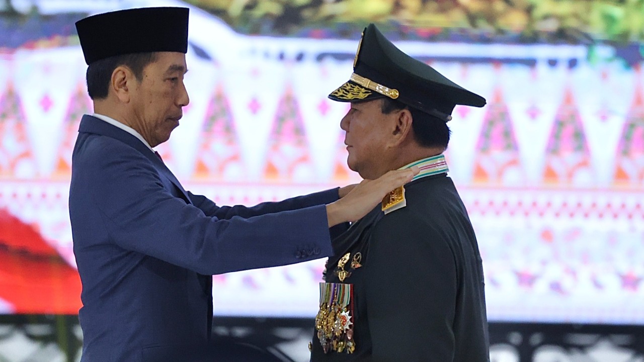 Presiden Jokowi saat menyematkan tanda pangkat jenderal TNI kehormatan kepada Menteri Pertahanan Prabowo Subianto.
