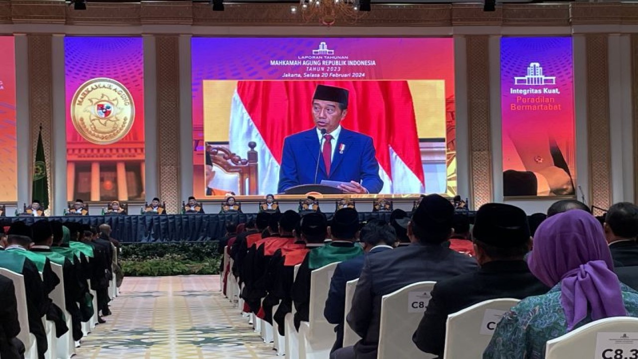 Presiden RI Joko Widodo menyampaikan sambutan dalam Sidang Istimewa Laporan Tahunan Mahkamah Agung Tahun 2023 di Jakarta, Selasa (20/2/2024). ANTARA/Yashinta Difa