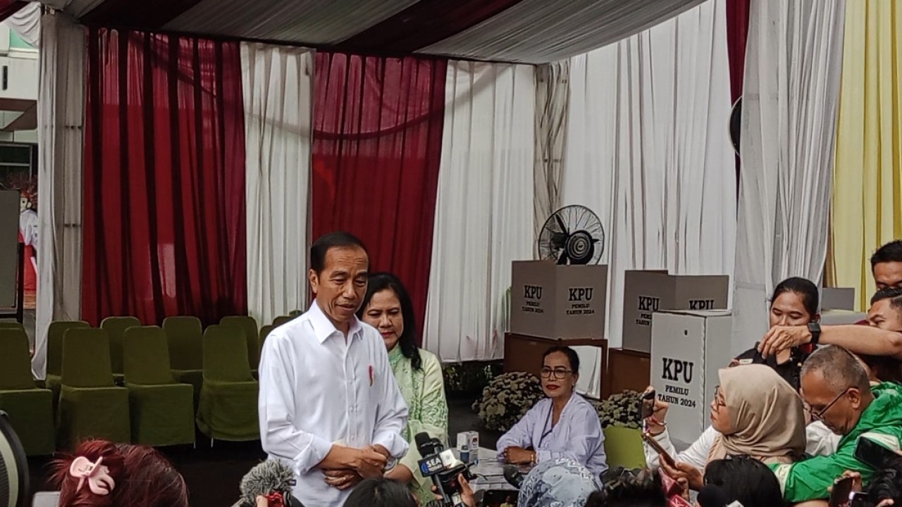 Presiden Jokowi bersama ibu Iriana usai nyoblos di TPS 10 Gambir / Foto: Arf18